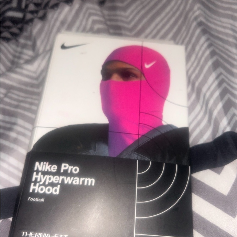 Nike Pro Hyperwarm Hood in Vibrant Pink